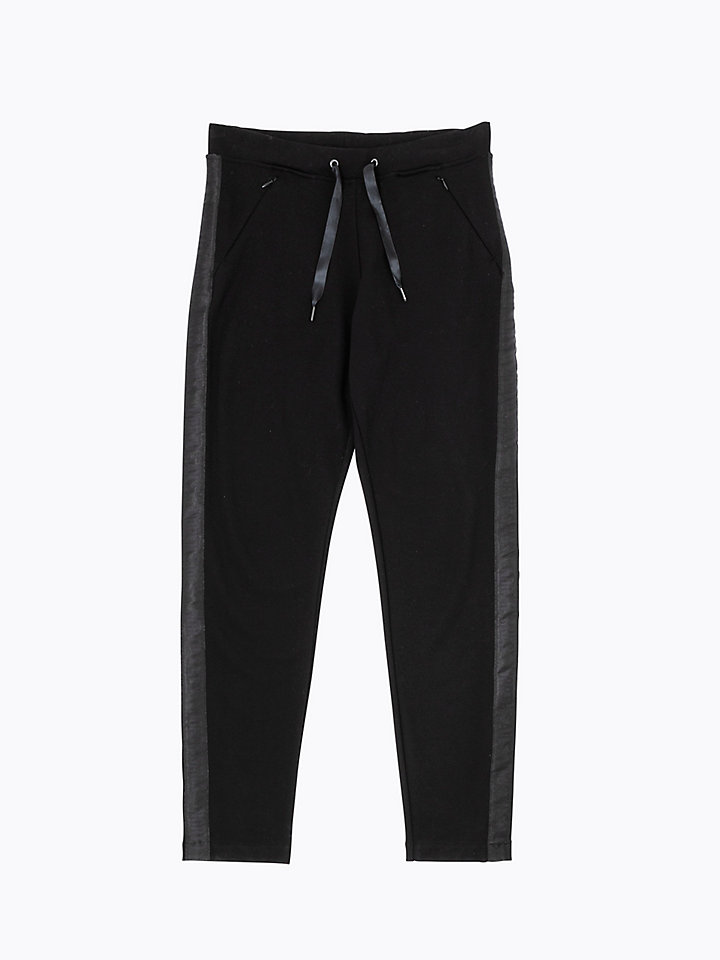 elasticated jogging bottoms